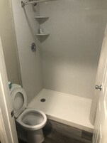 Bañera con ducha, bañera profunda, artículos de tocador gratuitos