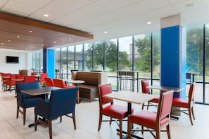 Free daily buffet breakfast  - Holiday Inn Express & Suites Fort Worth Downtown by IHG (Fort Worth)