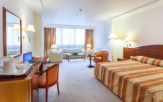 Frigobar, cofres nos quartos, escrivaninha, cortinas blackout