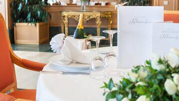 2 restaurants; lunch and dinner served