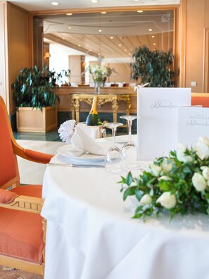 2 restaurants servant le déjeuner et le dîner