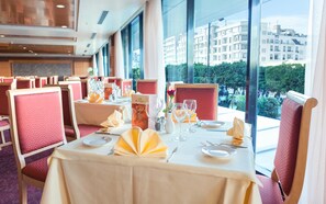 2 restaurants; lunch and dinner served - Hotel Africa (Tunis)