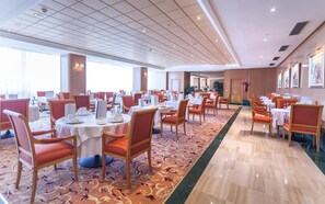 2 restaurants; lunch and dinner served