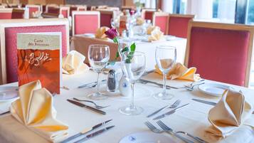 Desayuno buffet diario (TND 45 por persona)