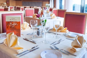 Daily buffet breakfast (TND 45 per person)