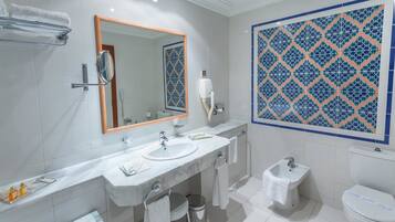 Artículos de tocador gratuitos, secador de pelo, bidet, toallas