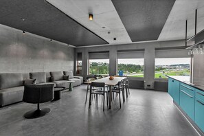 Habitación Confort con 2 camas individuales | Escritorio, cortinas blackout, wifi gratis y ropa de cama 