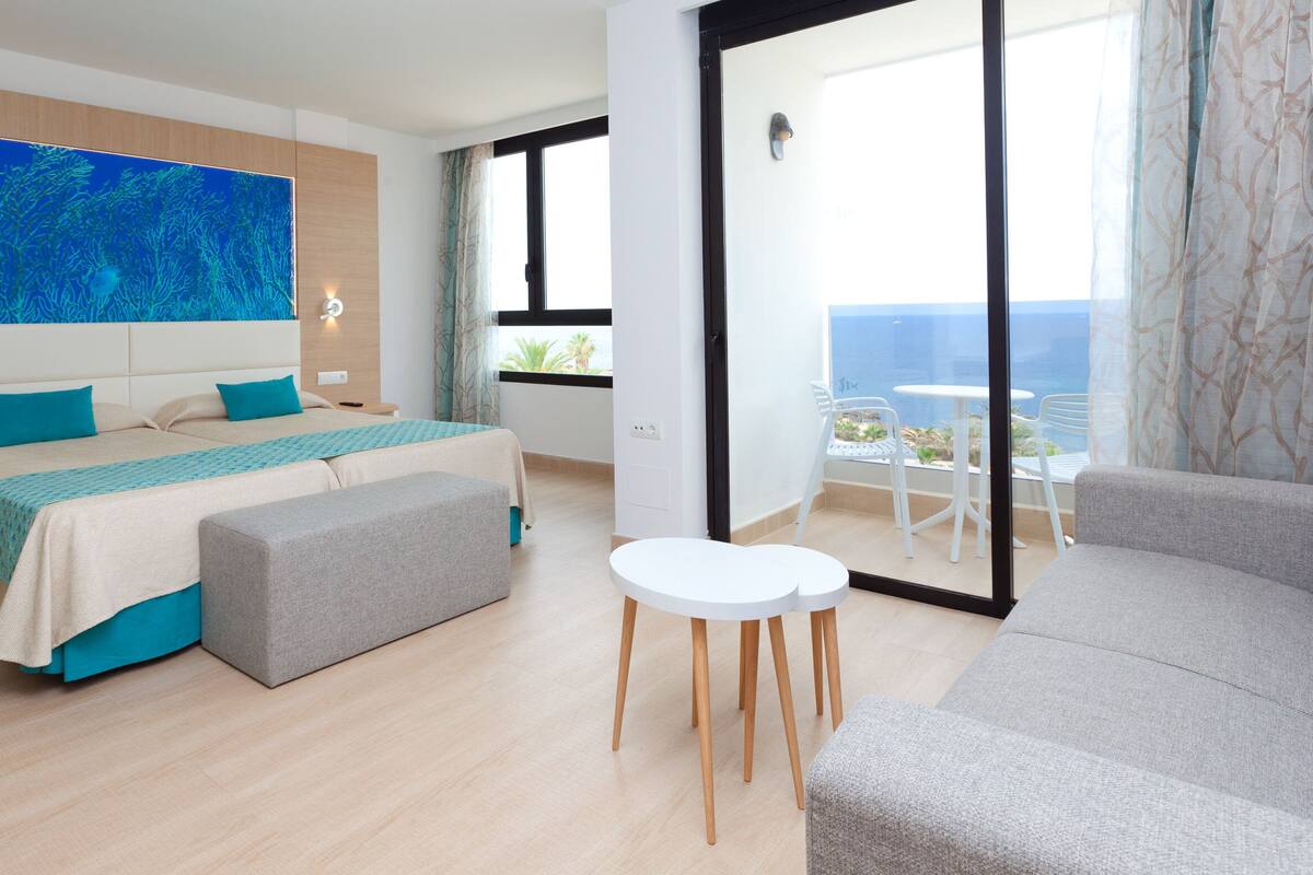 Superior Double Room, Sea View | 1 bedroom, in-room safe, desk, blackout curtains