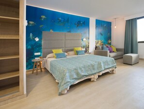 1 kamar tidur, brankas, meja kerja, dan tirai kedap cahaya