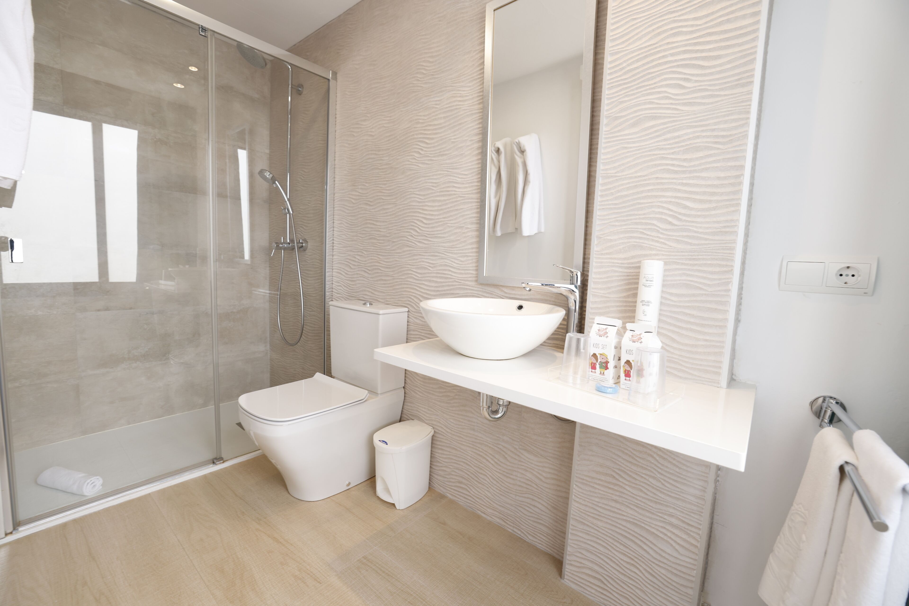 shower, free toiletries, hair dryer, towels