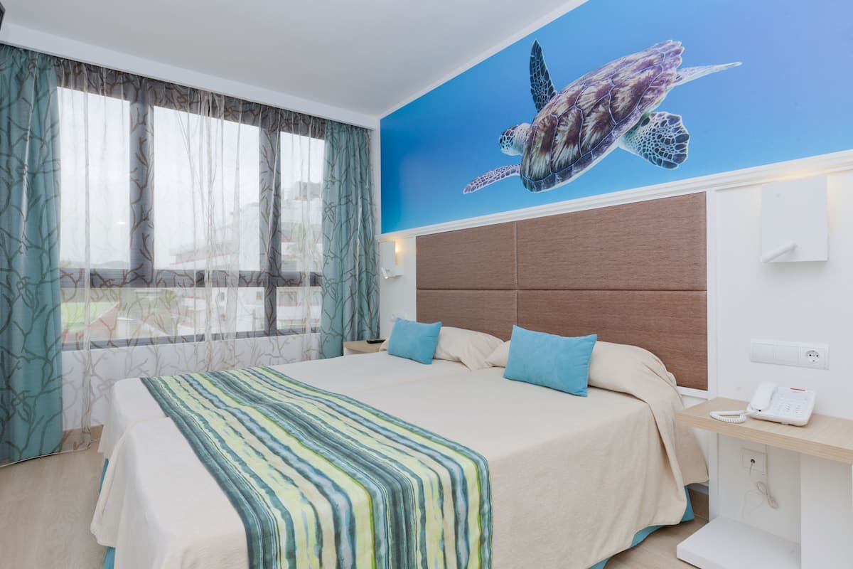 1 bedroom, in-room safe, desk, blackout curtains