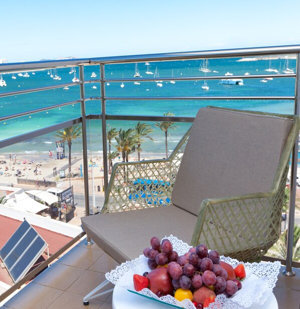 Suite, balcón, vista al mar | Balcón