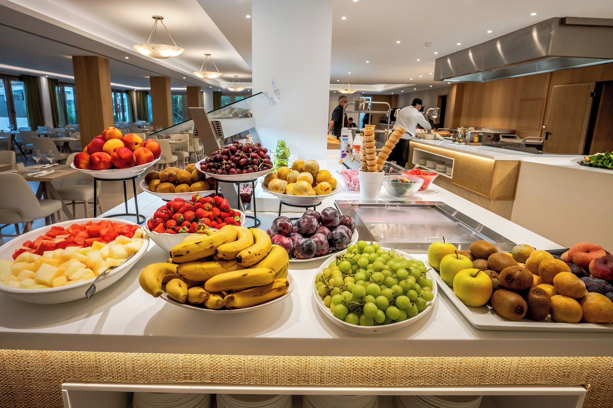 Un buffet con frutta e verdura di vario tipo.