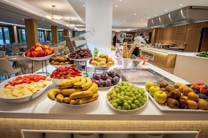 Un bufé con diversas frutas y verduras.