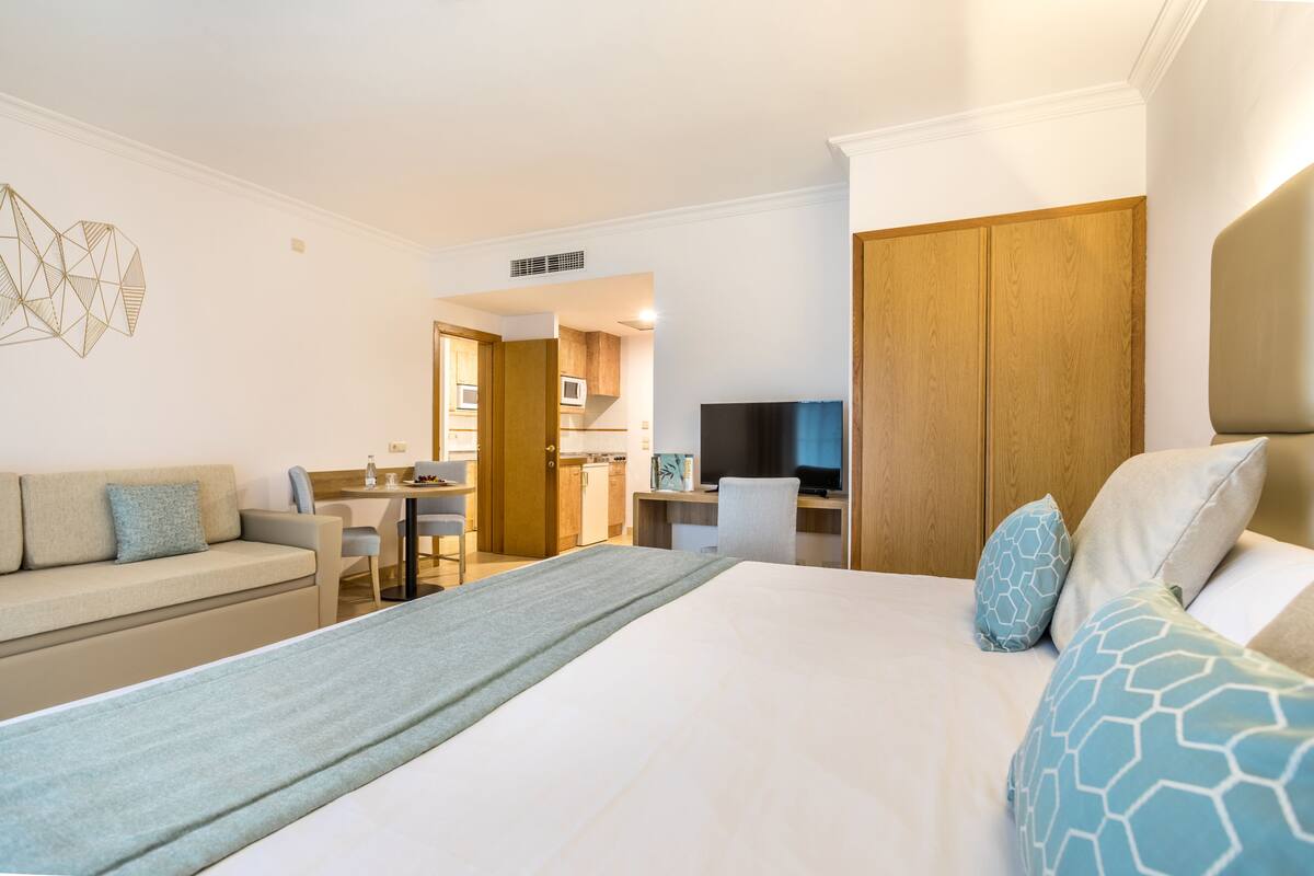 Premium bedding, pillowtop beds, in-room safe, desk