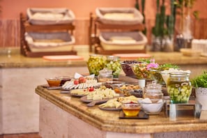 Breakfast, lunch and dinner served  - Zafiro Mallorca (Santa Margalida)
