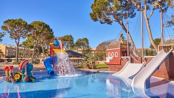 Piscine couverte, 3 piscines extérieures, parasols de plage