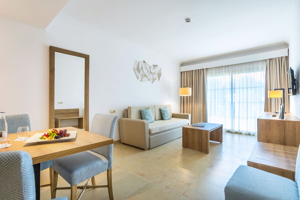 Premium bedding, pillowtop beds, in-room safe, desk