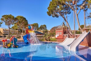 Inomhuspool, 3 utomhuspooler, parasoller och solstolar