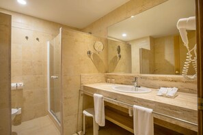 Bañera con ducha, bañera profunda, cabezal de ducha tipo lluvia