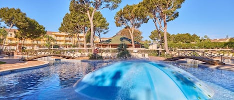 Indoor pool, 3 outdoor pools, pool umbrellas, sun loungers
