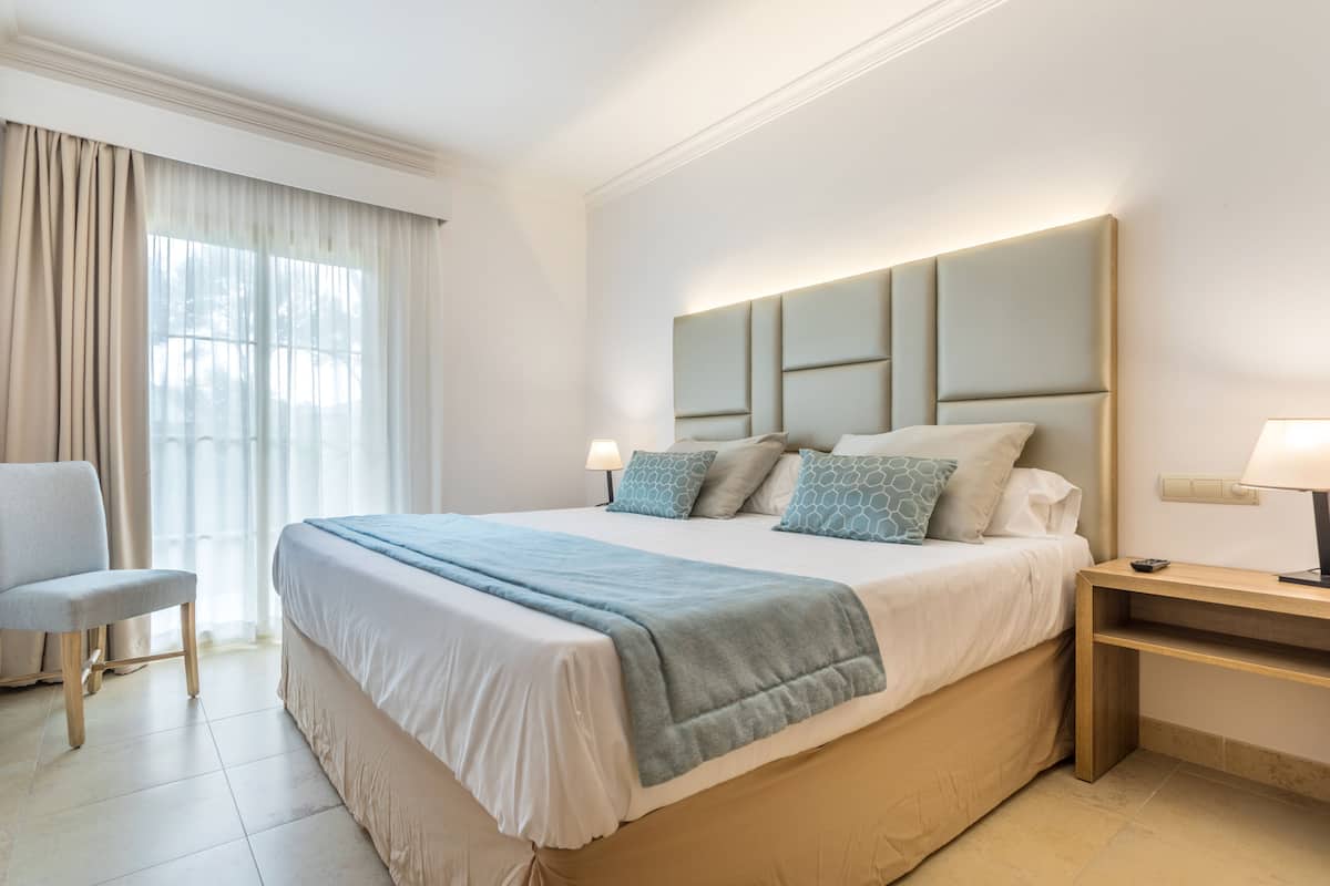 Premium bedding, pillowtop beds, in-room safe, desk