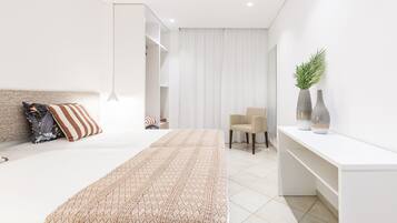 Cortinas opacas, tabla de planchar con plancha, cunas gratuitas