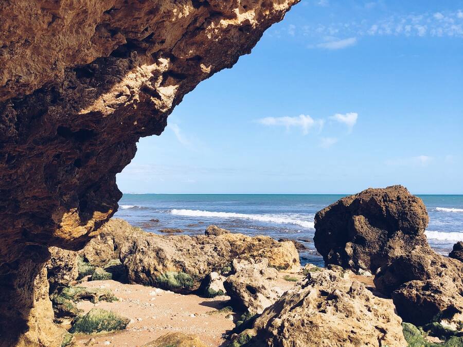 Perto da praia, areia branca, barracas de praia (sobretaxa)
