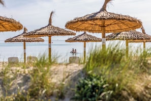 En la playa y vóleibol de playa 