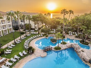 Una piscina techada, una piscina al aire libre
