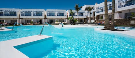 2 utendørsbassenger, bassengparasoller og solsenger