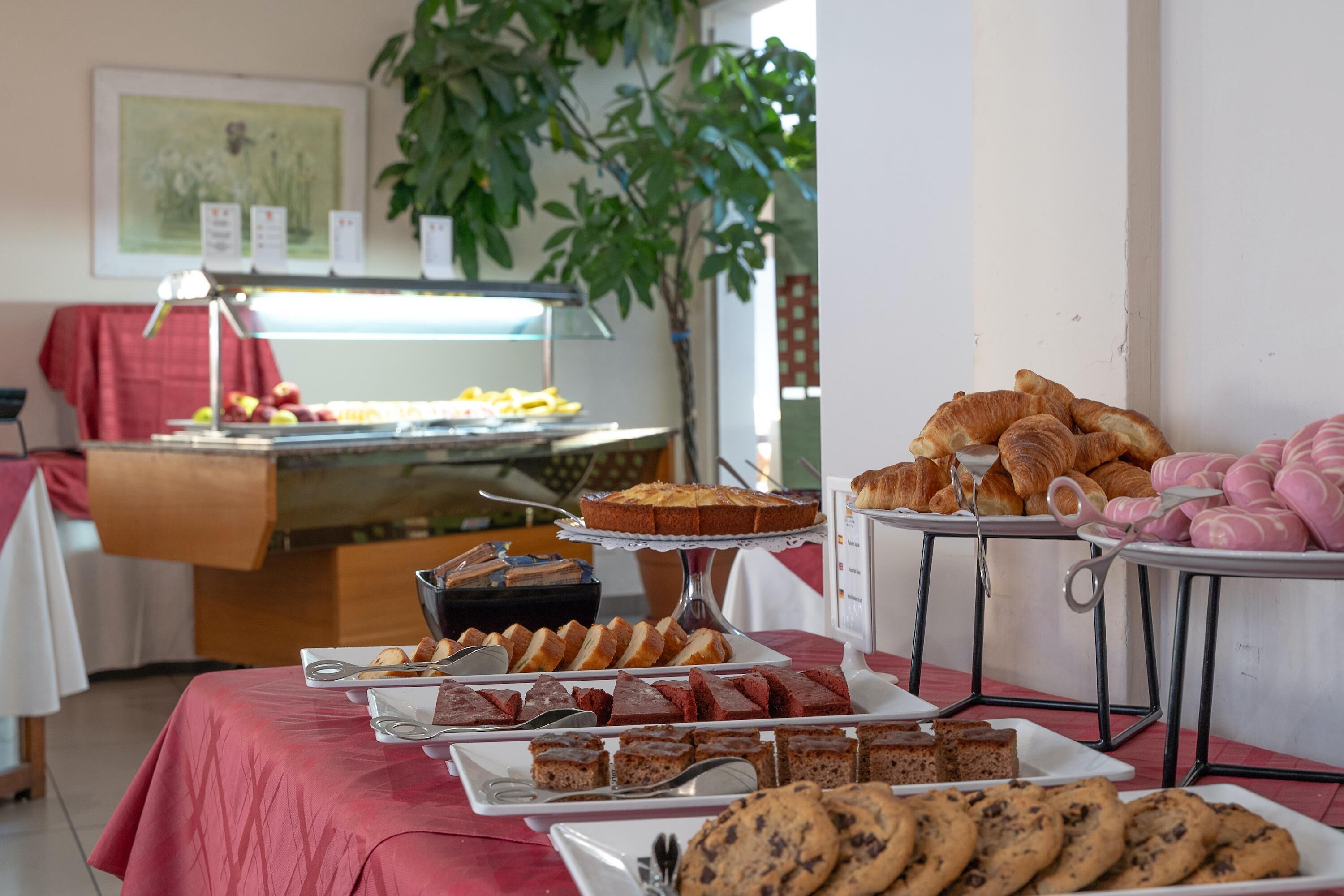 Een buffet met diverse desserts en gebak.