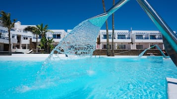 2 piscines extérieures, parasols de plage, chaises longues