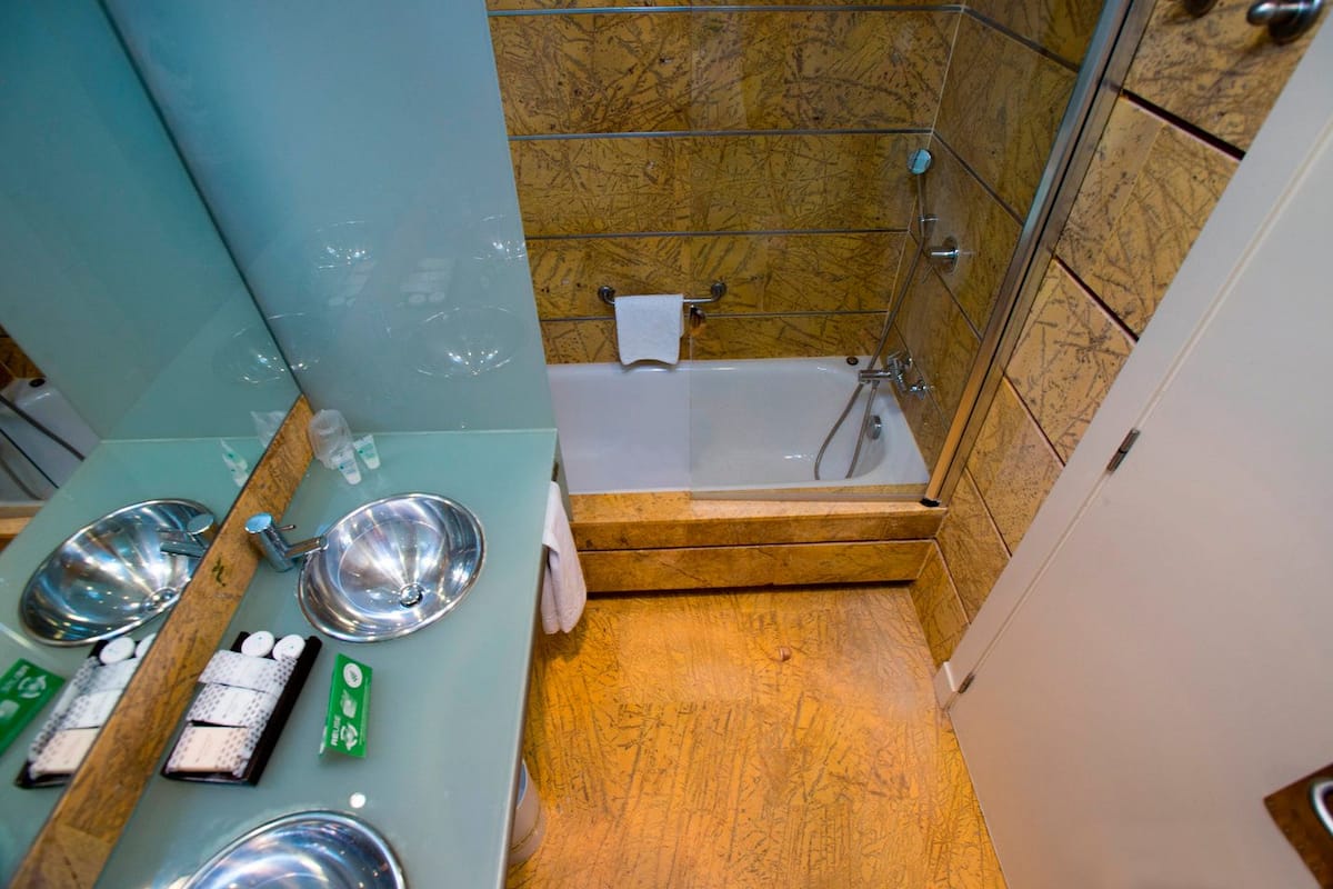 family double room | bathroom | free toiletries, hair dryer, bidet, towels