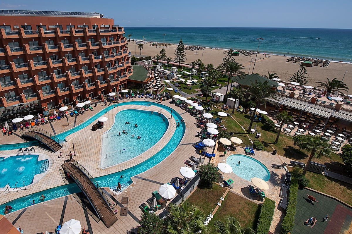Un hôtel doté de plusieurs piscines, d’une plage et offrant une vue sur l’océan.