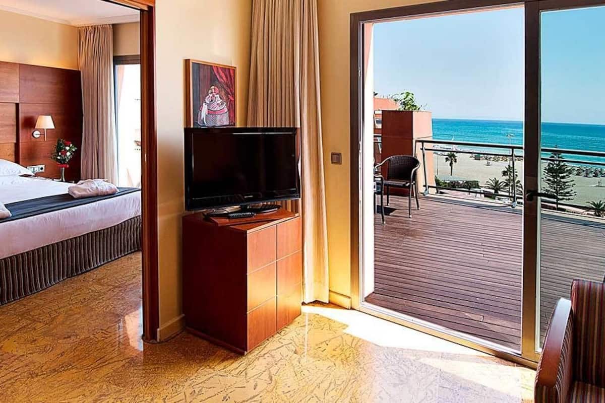 suite, jetted tub | 1 bedroom, minibar, in-room safe, desk