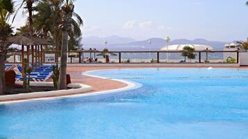 3 kolam renang terbuka, payung kolam, kerusi lepak pantai