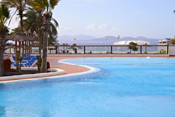 3 outdoor pools, pool umbrellas, pool loungers