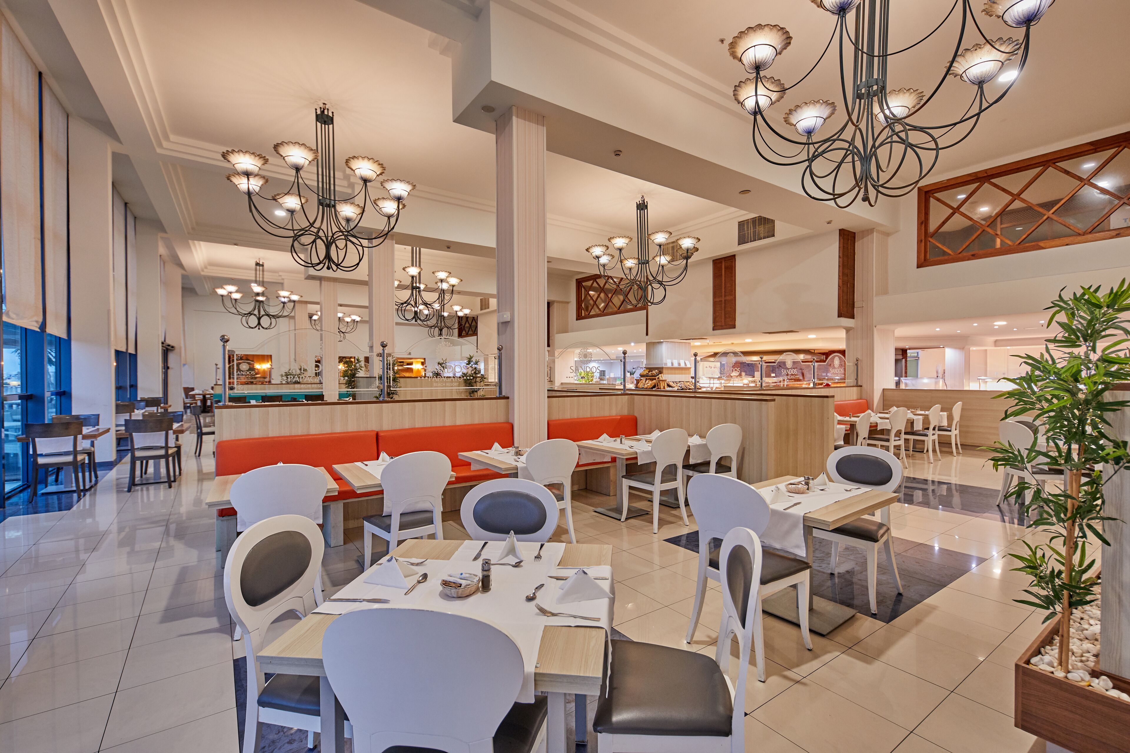 4 restaurants, breakfast, lunch, dinner served; asian cuisine