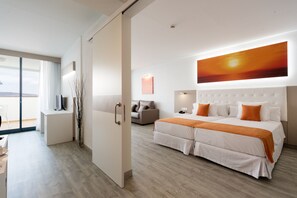 Minibar, caja de seguridad en la habitación y escritorio