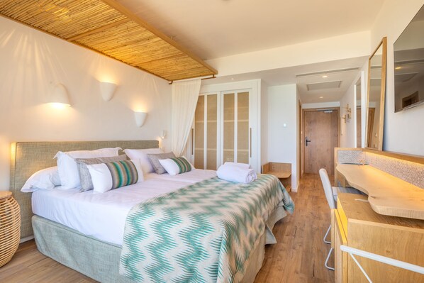 Ein Schlafzimmer mit einem Bett, einem Nachttisch und einem Holztisch.