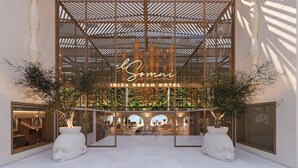 Das Hotel Ibiza Dream mit modernem Design, mit Holzfassade und großen Glasfenstern.