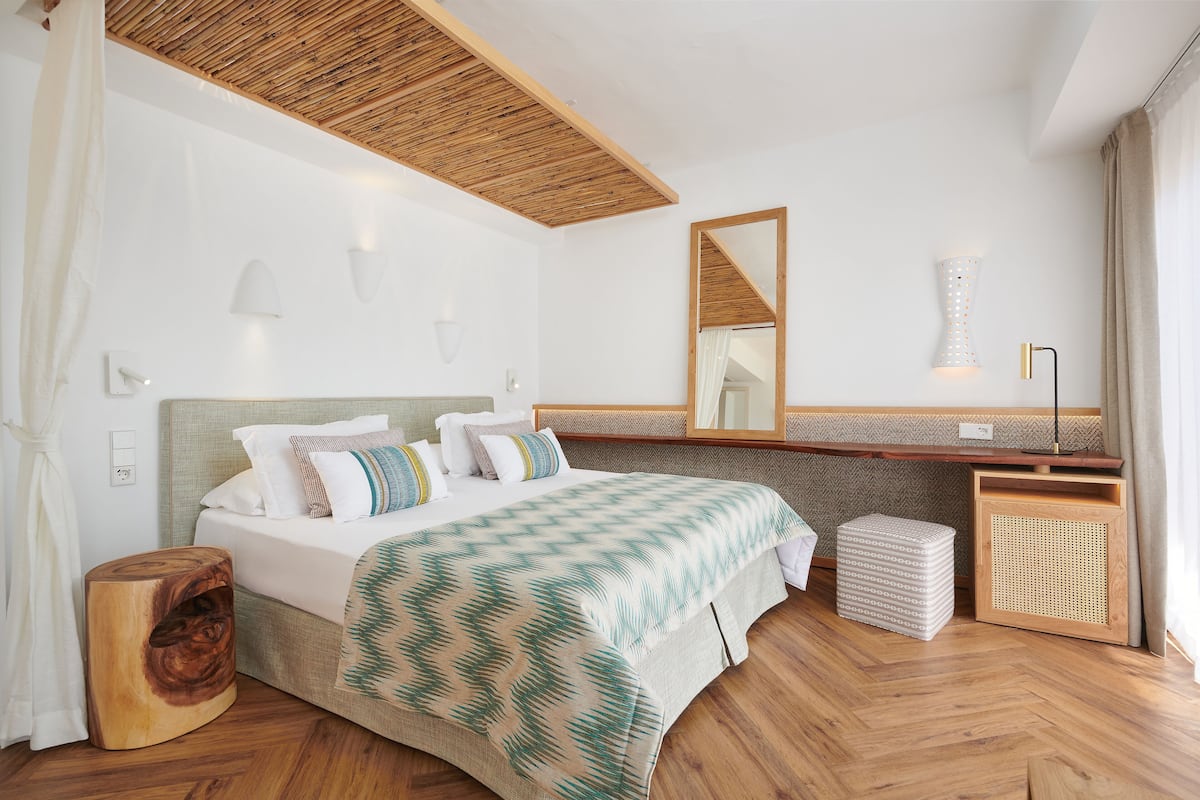 minibar, in-room safe, desk, free wifi