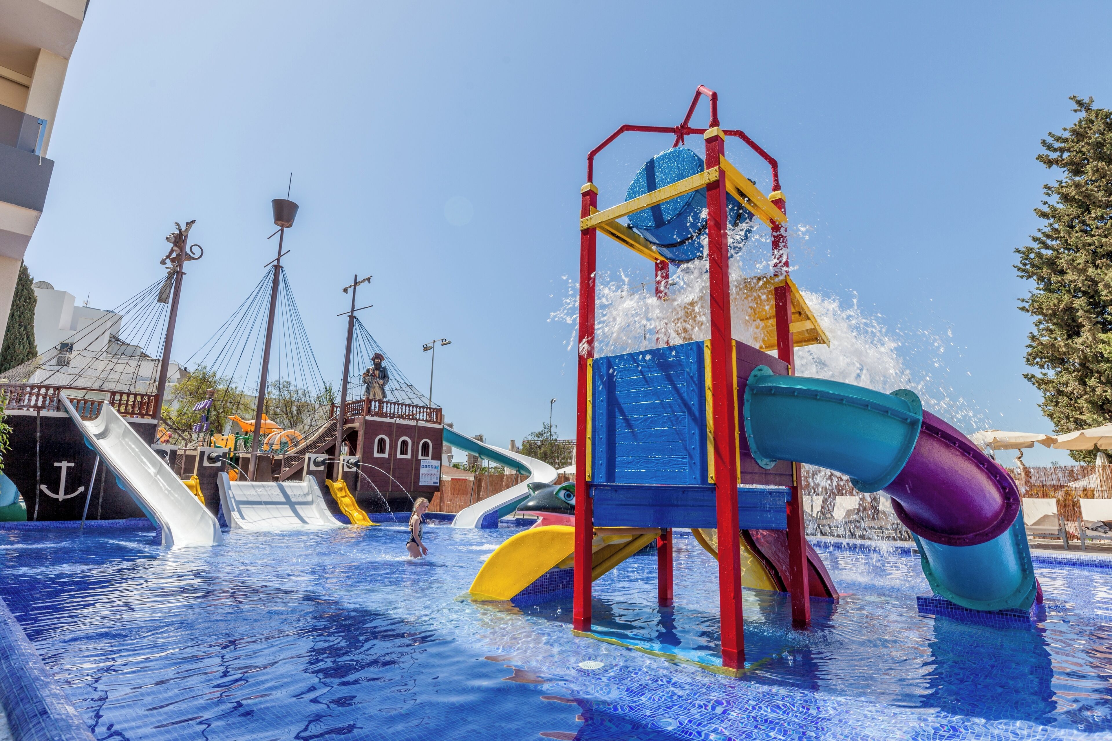 2 piscines couvertes, 7 piscines extérieures, parasols de plage