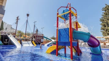 2 piscines couvertes, 7 piscines extérieures, parasols de plage