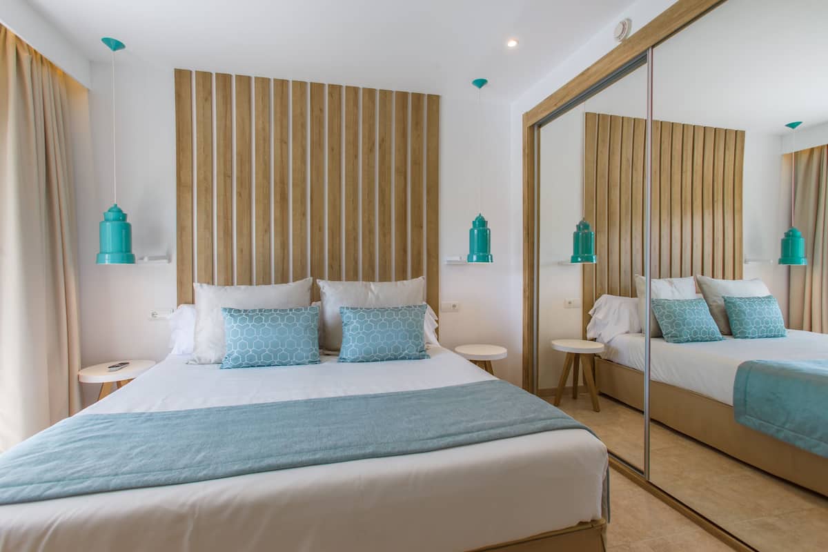 Peralatan tempat tidur premium, meja, langsir/tirai gelap terus 