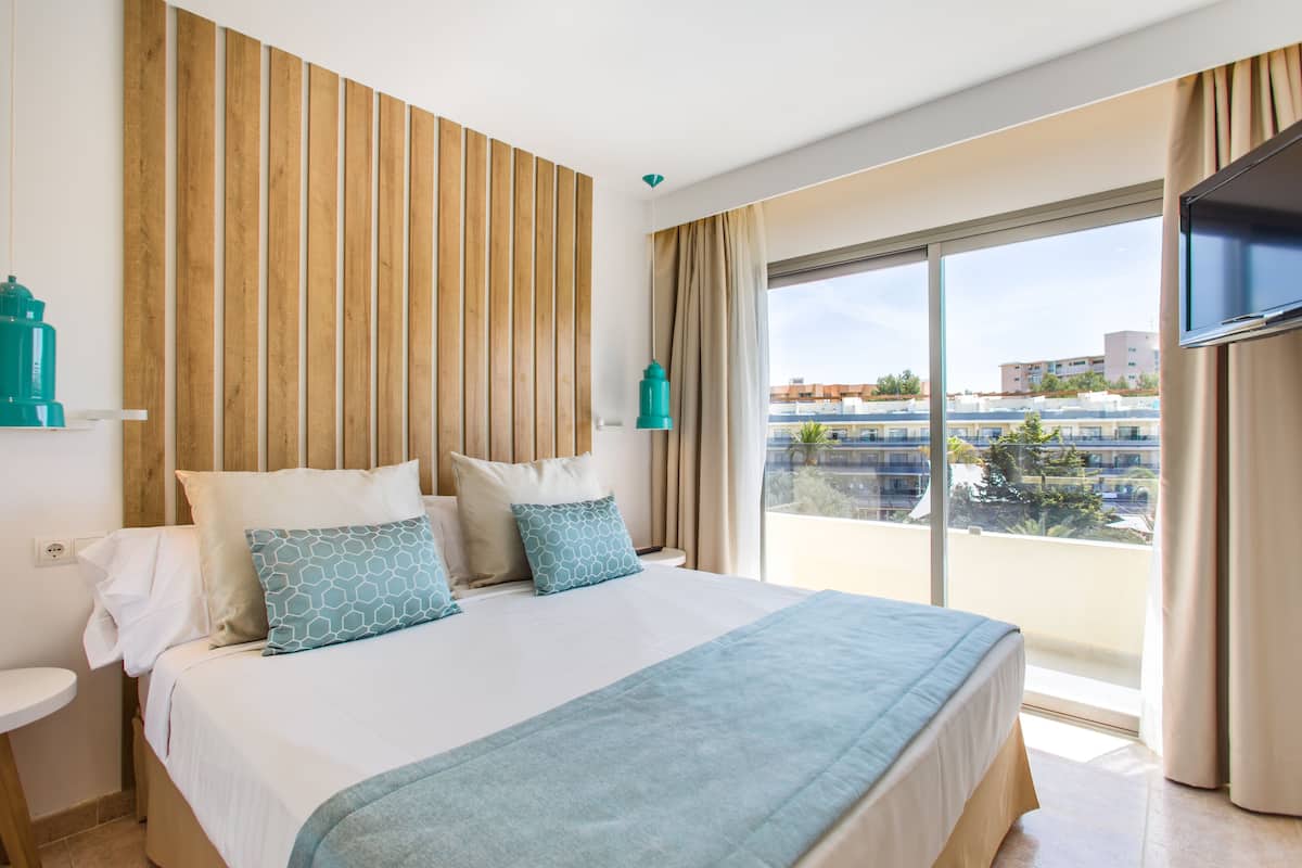 Peralatan tempat tidur premium, meja, langsir/tirai gelap terus 