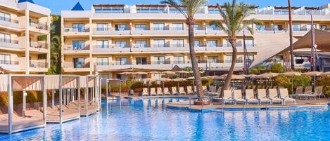 2 indoor pools, 7 outdoor pools, pool umbrellas, pool loungers