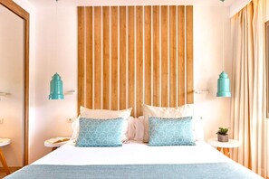 Bộ đồ giường cao cấp, bàn, màn/rèm cản sáng 