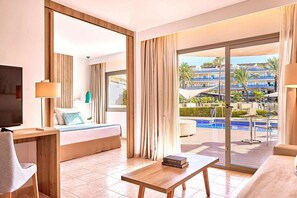 Bộ đồ giường cao cấp, bàn, màn/rèm cản sáng 